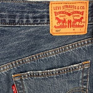 LEVI 501 SHORTS MEDIUM BLUE DISTRESSED DEMIN
BOOTY SHORT, BUTTON FLY (SIZE 29)